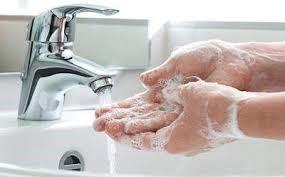 Το πλύσιμο των χεριών απαλλάσσει περισσότερα μικρόβια από τη χρήση απολυμαντικών χεριών
